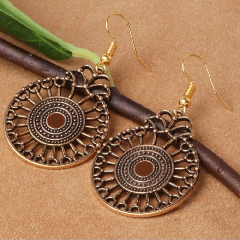 LAST PAIR: Beautiful women’s bronze hollow dangle earrings - Picture 4 of 4